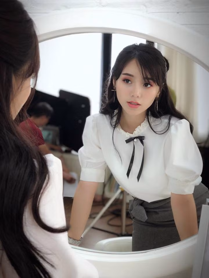 "Em gái Lan Cave" trong "Quỳnh búp bê" cũng được xem là một hot girl biết biến hóa về phong cách, khi thì hồn nhiên, trong sáng, khi lại gợi cảm "chết người".