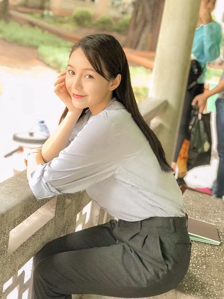 Cô nàng sau đó còn được biết đến là hot girl của series hài "Kem xôi", "Loa Phường"...