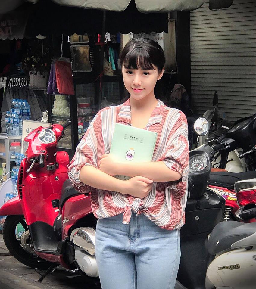 Cựu sinh viên Đại học Sân khấu Điện ảnh Hà Nội sở hữu gương mặt bầu bĩnh, xinh xắn cùng nước da trắng không tì vết.