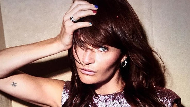 Helena Christensen là một siêu mẫu. Không mấy ngạc nhiên khi cô cũng hẹn hò với Leo.