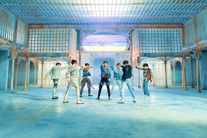 Chỉ trong vòng 4 tiếng 55 phút, MV "Fake Love" của BTS đã đạt 10 triệu lượt xem trên Youtube. Thành tích này không chỉ giúp 7 chàng trai phá kỷ lục của chính mình (MV DNA đạt 10 triệu view trong 8 tiếng) mà còn vượt qua cả Taylor Swift với MV "Look What You Made Me Do". Trước đó, bom tấn từ Taylor Swift mất 6 tiếng để làm được điều tương tự.