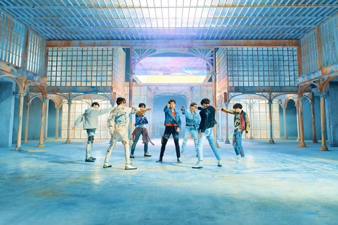Chỉ trong vòng 4 tiếng 55 phút, MV "Fake Love" của BTS đã đạt 10 triệu lượt xem trên Youtube. Thành tích này không chỉ giúp 7 chàng trai phá kỷ lục của chính mình (MV DNA đạt 10 triệu view trong 8 tiếng) mà còn vượt qua cả Taylor Swift với MV "Look What You Made Me Do". Trước đó, bom tấn từ Taylor Swift mất 6 tiếng để làm được điều tương tự.