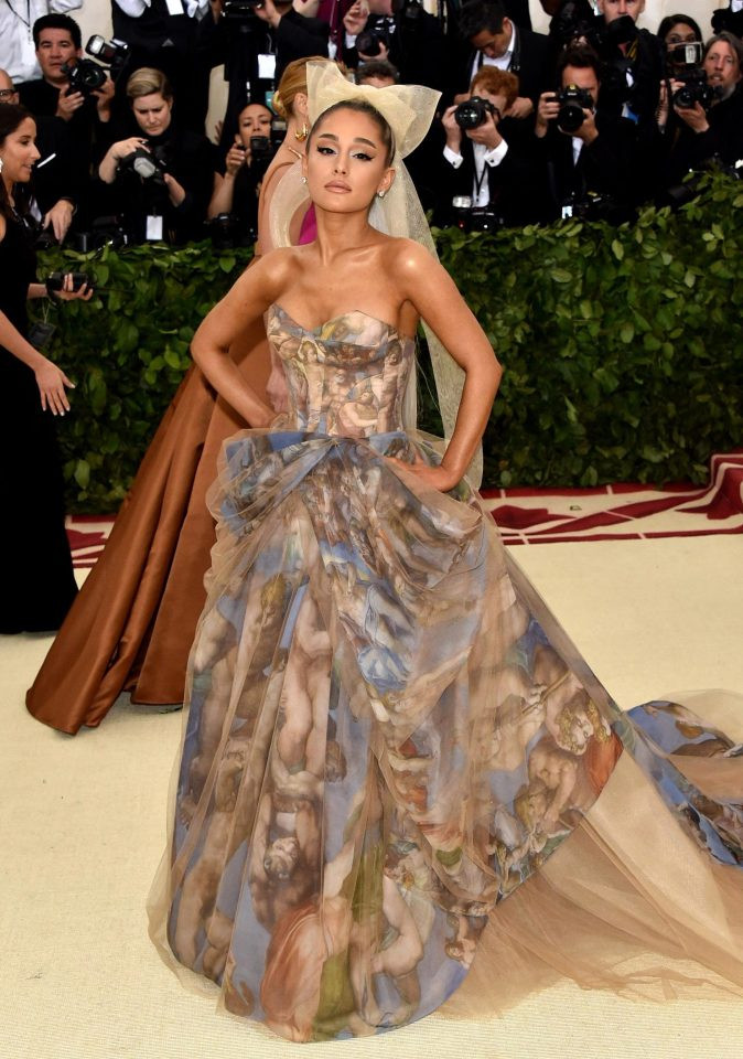 Chiếc váy của Ariana Grande được thiết kế dựa trên bức tranh "Michelangelo's The Last Judgement". Ảnh: The Sun