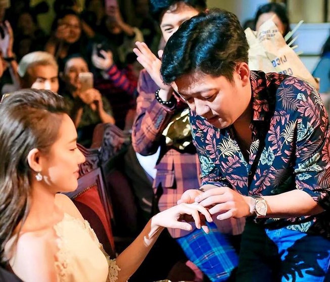 Tháng 1/2018, Trường Giang tiếp tục gây tranh cãi khi cầu hôn Nhã Phương trên sóng truyền hình. Hành động của nam danh hài cũng khiến tình cảm của cả hai rạn nứt. Ảnh: PLO