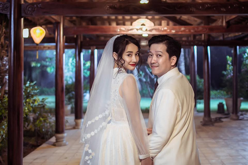 Giữa năm 2017, loạt ảnh cả hai trong trang phục cô dâu – chú rể được đăng tải làm dấy nghi vấn cặp đôi sắp kết hôn. Ngay sau đó Nhã Phương đã lên tiếng phủ nhận tin đồn. Ảnh: FBNV