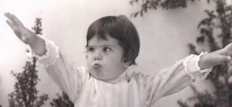 Jennifer Aniston là cô gái tự lập từ nhỏ. Bố mẹ ly hôn sớm, cô tự mình thi đỗ vào trường Nghệ thuật Biểu diễn của New York và tốt nghiệp vào năm 1987. Ảnh: Irish Mirror