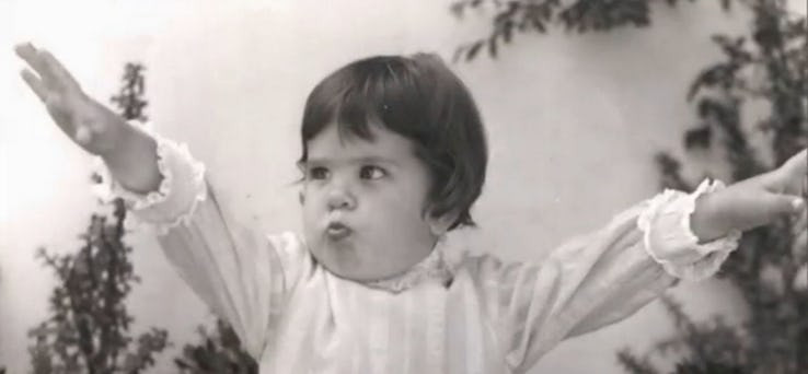 Jennifer Aniston là cô gái tự lập từ nhỏ. Bố mẹ ly hôn sớm, cô tự mình thi đỗ vào trường Nghệ thuật Biểu diễn của New York và tốt nghiệp vào năm 1987. Ảnh: Irish Mirror