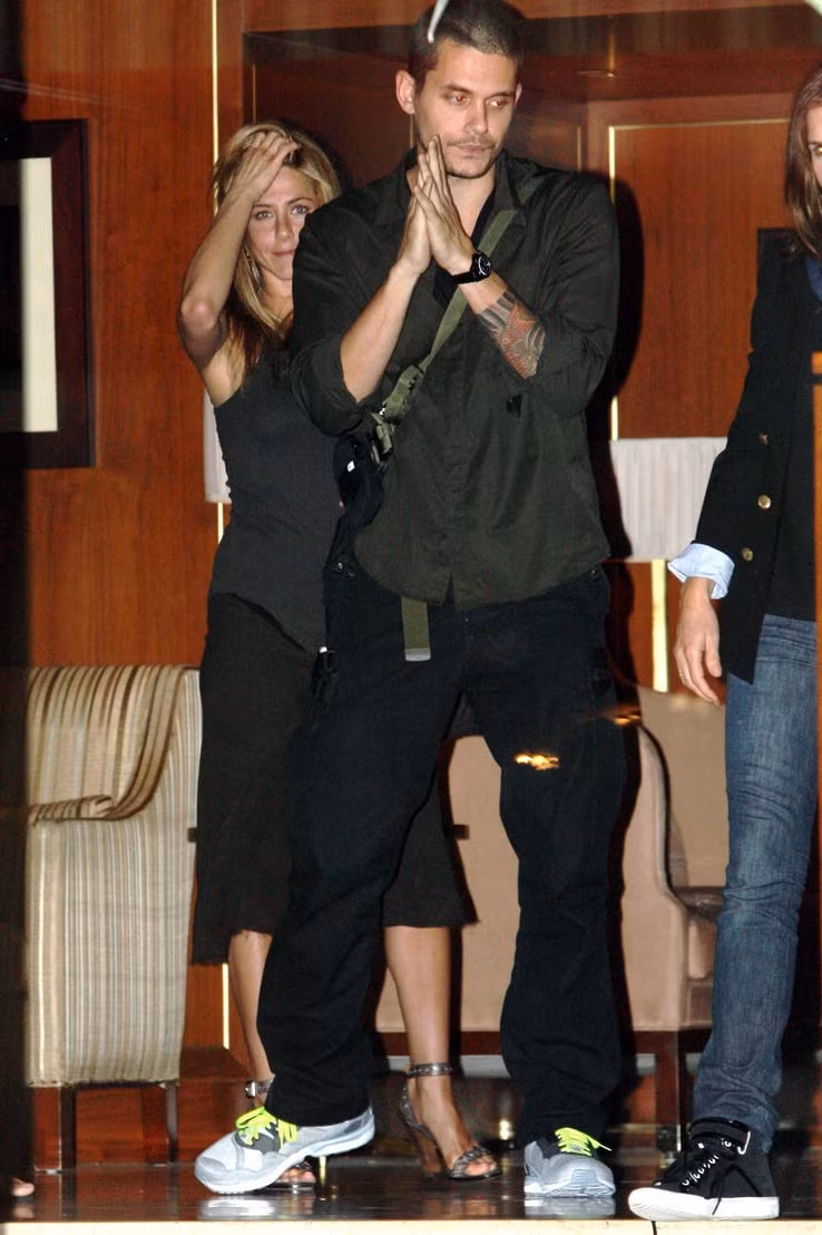 Nhạc sĩ John Mayer đã có một mối tình sâu sắc với Jennifer Aniston và cho rằng Jen là cô nàng ngọt ngào và tinh tế. Ảnh: PopSugar