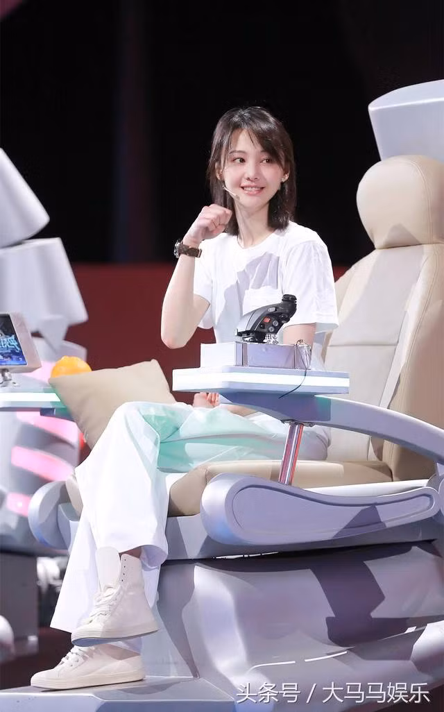 Người đẹp được biết đến qua nhiều tác phẩm quen thuộc như: Cùng ngắm mưa sao băng, Vẫn cứ thích em, Yêu em từ cái nhìn đầu tiên...