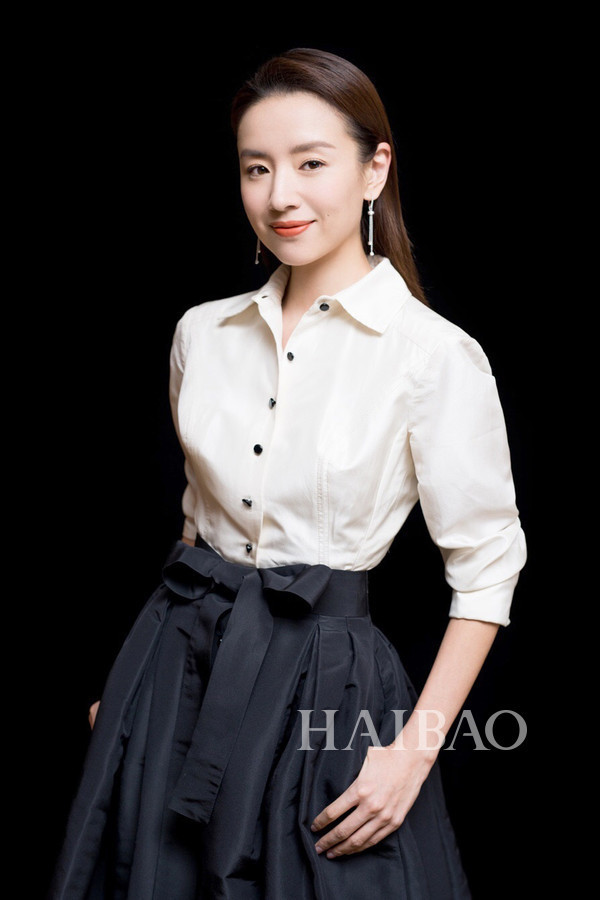 Phong cách thời trang hiện đại cùng gương mặt được trang điểm kỹ càng khiến cho nữ diễn viên từng sở hữu vẻ đẹp lừng danh Cbiz thêm trẻ trung, xinh đẹp và thuần khiết.