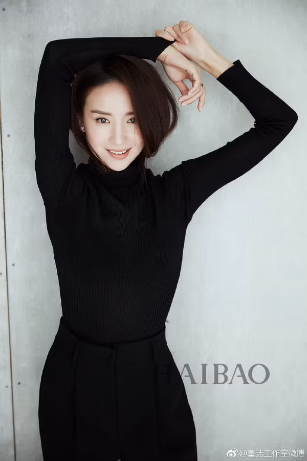 Mặc dù từng có quãng thời gian gây tranh cãi về nhan sắc tàn phai nhưng không thể phủ nhận nàng "Phú Sát Lang Hoa" vẫn sở hữu nhan sắc khó ai bì kịp khi ở tuổi 38.