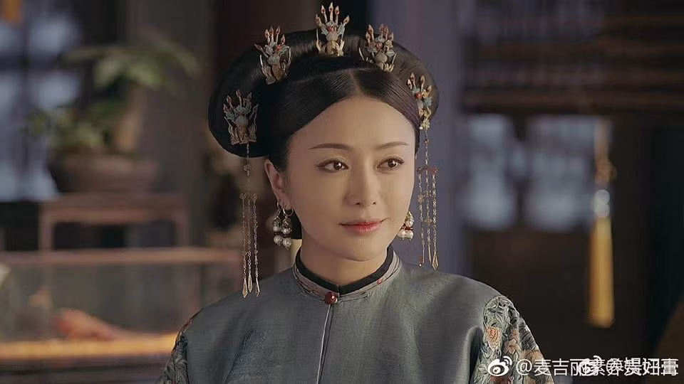 Có thể nói nhan sắc của hai nàng “Phú Sát Hoàng Hậu” Đổng Khiết - Tần Lam khi đặt lên bàn cân thì đúng là “kẻ tám lạng người nửa cân”.