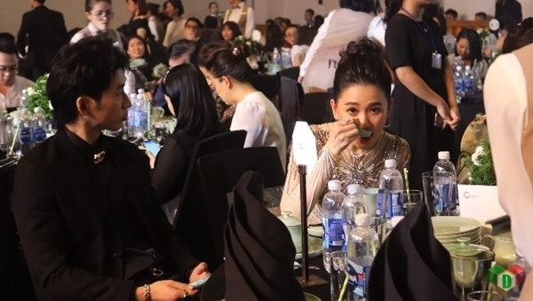 Mới đây, Hari Won trở thành tâm điểm bàn tán khi ăn mặc lộng lẫy tham dự sự kiện thời trang, nhưng khi ngồi vào bàn tiệc, bản chất "phát cuồng" vì ăn của cô không thể che giấu được.