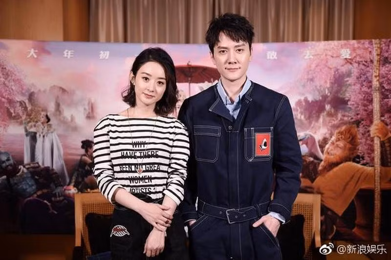 Theo Asiaone, tin đồn về mối quan hệ tình cảm của Dĩnh - Phong xuất hiện trong năm nay khi cặp đôi đóng chung phim "Tây Du Ký 3: Nữ Nhi Quốc".