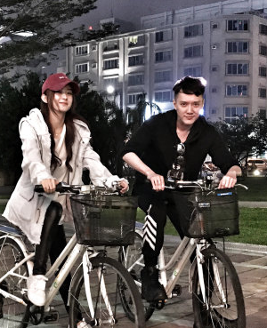 Ảnh tình cảm đời thường của cặp sao Hoa ngữ được các fan lan truyền trên mạng kèm theo lời chúc phúc đến thần tượng.