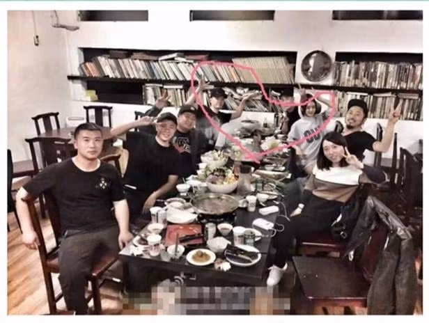 Cả hai thường xuất hiện trong những cuộc vui cùng bạn bè.