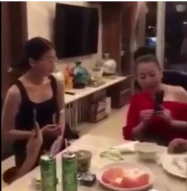 Trong một đoạn clip, Phương Khánh đang ngồi nghe NSND Ngọc Giàu chỉ dạy hát nhạc cổ để chuẩn bị thi hoa hậu, còn H'Hen Niê ngồi ngay bên cạnh.