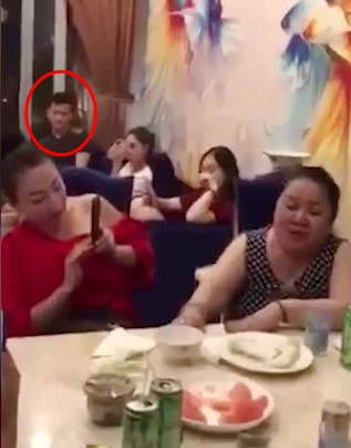 Ngoài H’Hen Niê và Phương Khánh, bức ảnh còn có sự xuất hiện của anh trai Phương Khánh và giám khảo Hoa hậu Trái đất 2108 - NTK Linh San, hai nhân vật liên quan đến lùm xùm nghi vấn "mua giải" gần đây của người đẹp.