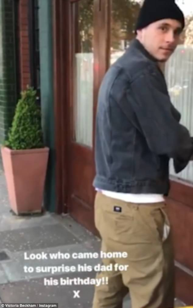 Anh bước vào cửa hàng nơi bố David đang ngồi.