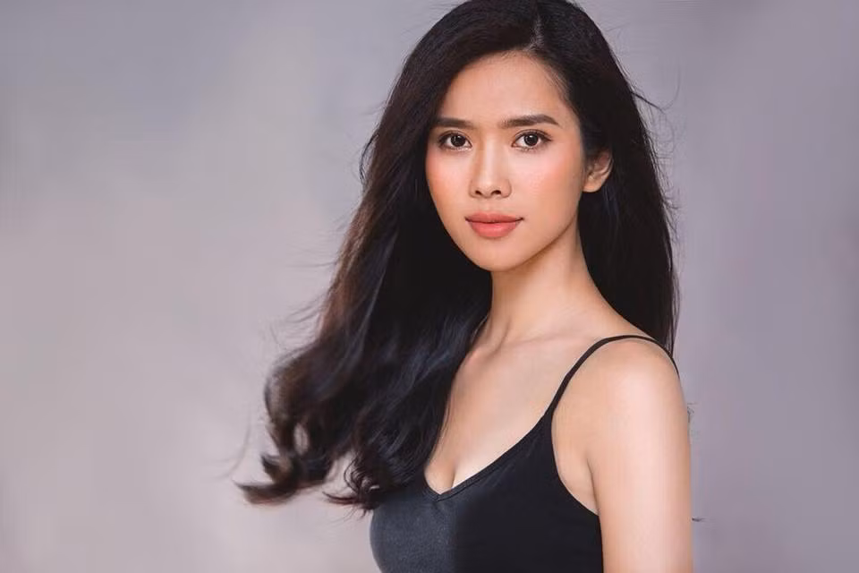 Thành công trong vai diễn khiến Bella Mai (tên thật Mai Thị Hồng Dung) nhận được nhiều sự quan tâm của khán giả. Trái với vẻ lam lũ trong phim, Bella Mai ở ngoài đời sở hữu vẻ đẹp khỏe khoắn và quyến rũ "chết người".