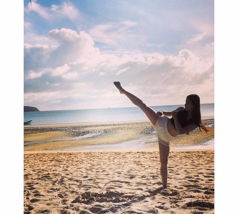 Sở hữu vẻ ngoài mảnh khảnh là thế nhưng ít ai ngờ trước khi thi vào trường Điện ảnh, Bella Mai từng có nhiều năm tập luyện boxing chuyên nghiệp. Cô từng đoạt huy chương vàng giải boxing tỉnh Quảng Ngãi và huy chương đồng giải boxing toàn quốc năm 2007.