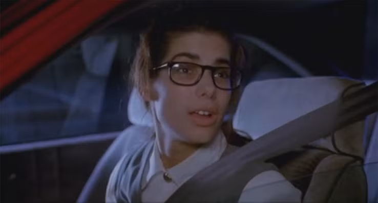 Năm 1992, Sandra Bullock đã biến mình già đi để vào vai một nhà khoa học trung tuổi, mặc dù lúc đó nữ diễn viên mới 20 tuổi. Ảnh: aroundmovies.com