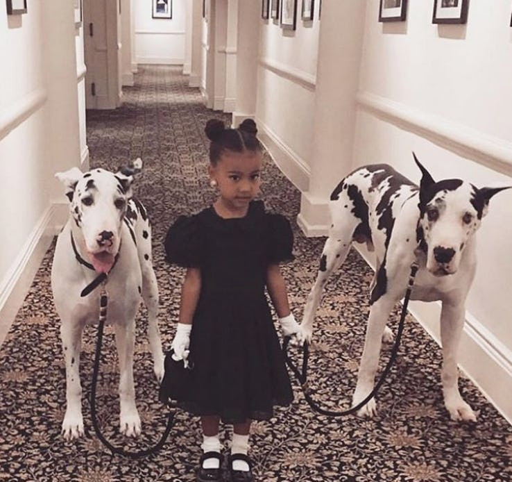 Cô bé cũng được bố mẹ sắm cho bông tai kim cương. Giá của chúng khoảng 50.000 USD. Ảnh: Kim Kardashian Instagram.