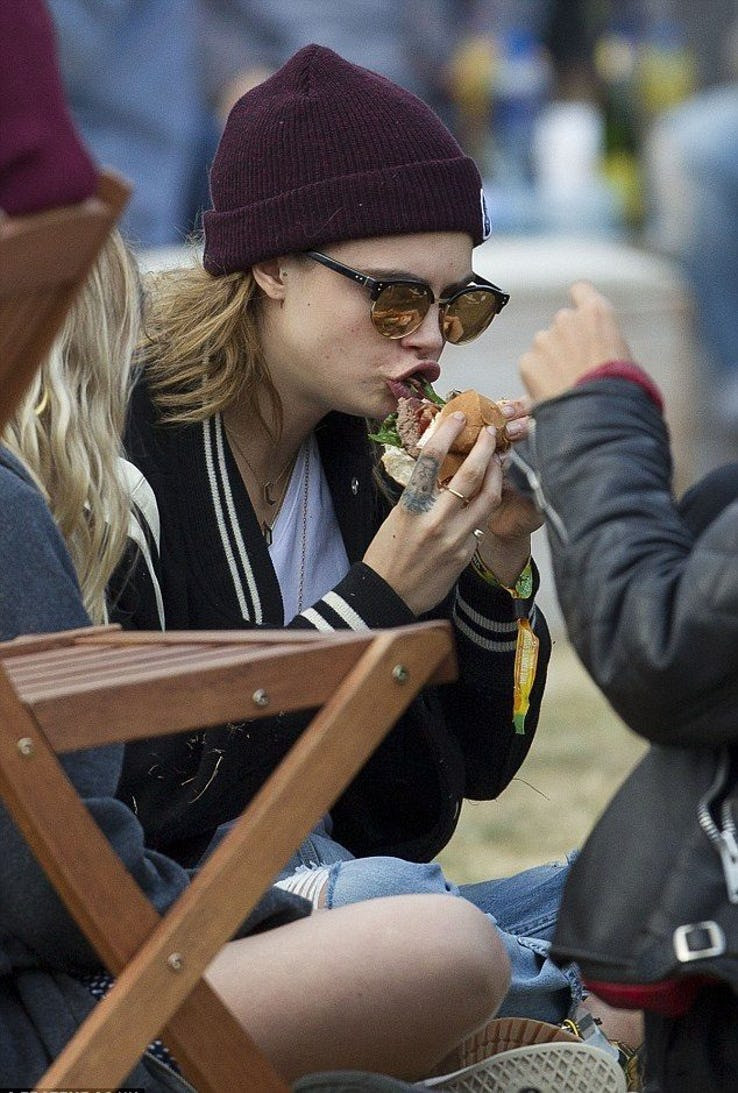Người mẫu Cara Delevingne có vẻ khá thoải mái với việc ăn uống.