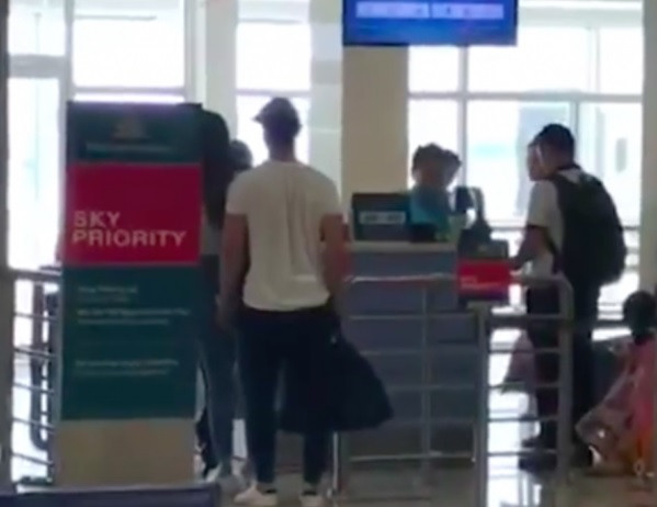 Trong lúc chờ xếp hàng để check in lên máy bay, Kim Lý còn tình tứ khoác vai Hà Hồ giữa chốn đông người.