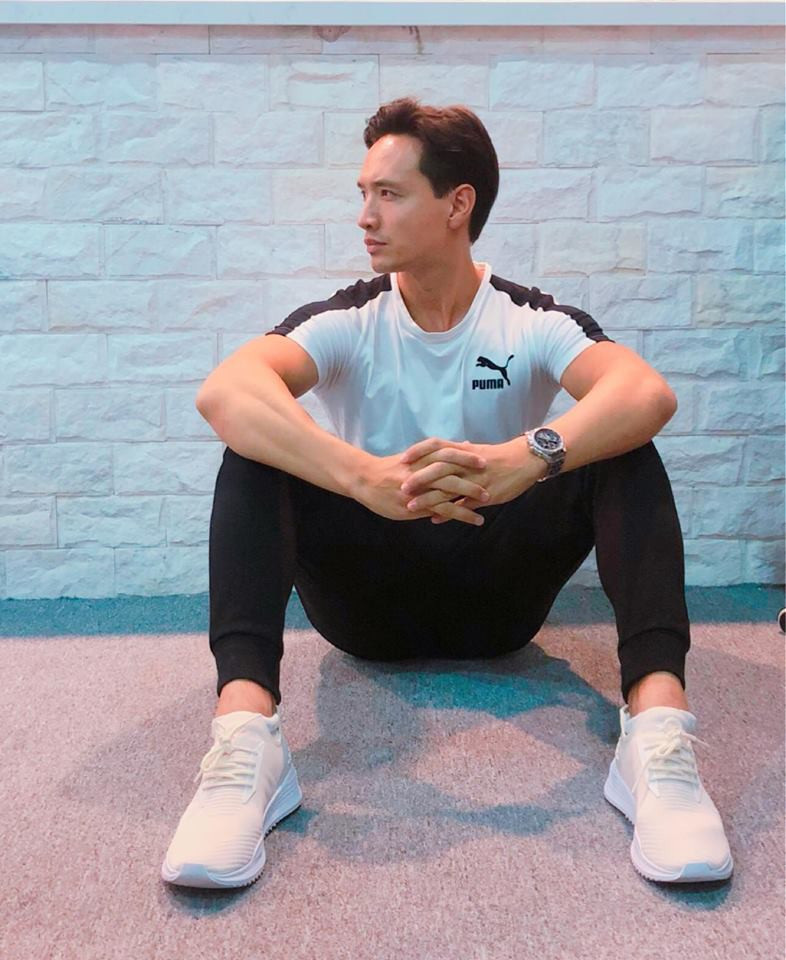 Sau lần xuất hiện công khai ấy, người tình của Hồ Ngọc Hà còn tái xuất mạng xã hội sau tròn 1 tháng không hề lộ diện. Nam diễn viên Việt Kiều đăng bức ảnh của mình, kèm theo lời chú thích: "Back on Facebook" (Quay lại Facebook).