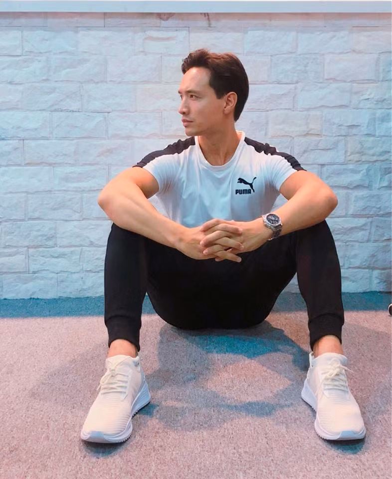 Sau lần xuất hiện công khai ấy, người tình của Hồ Ngọc Hà còn tái xuất mạng xã hội sau tròn 1 tháng không hề lộ diện. Nam diễn viên Việt Kiều đăng bức ảnh của mình, kèm theo lời chú thích: "Back on Facebook" (Quay lại Facebook).