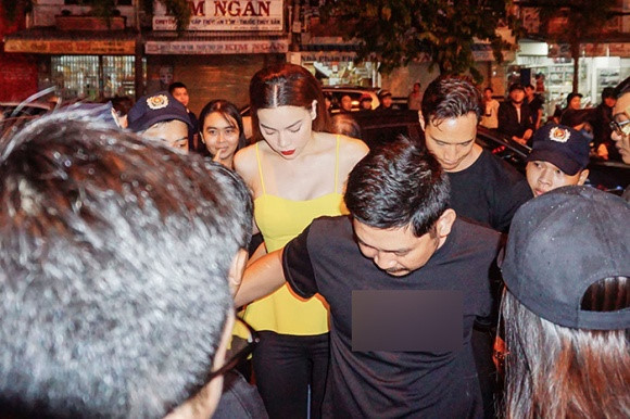 Tối 29/7 vừa qua là lần đầu tiên cặp đôi xuất hiện công khai bên nhau sau tin đồn chia tay. Nam diễn viên “Hương Ga” diện trang phục đơn giản, hộ tống người yêu giữa hàng ngàn người hâm mộ tại sự kiện ở Bạc Liêu.