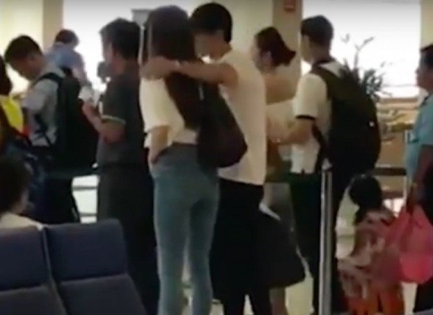 Trước đó hai ngày, Hà Hồ và Kim Lý cũng đã bị bắt gặp tại sân bay. Kim Lý đến trước và đứng đợi Hà Hồ. "Nữ hoàng giải trí" một lúc sau mới xuất hiện với trang phục quần jean và áo thun khá thoải mái.