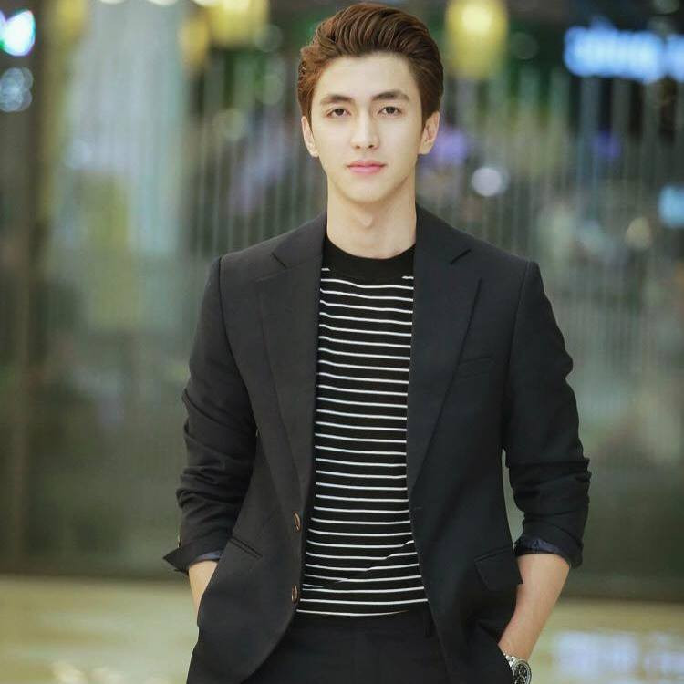 Nam diễn viên từng có một tuổi trẻ vất vả khi phải lái xe ôm và phục vụ quán ăn để trang trải cho việc học.