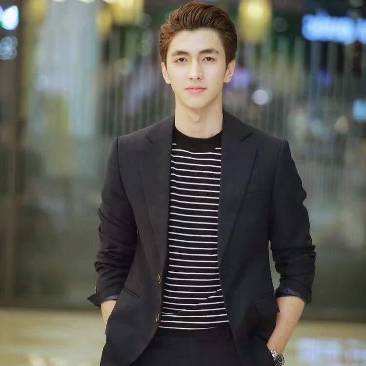 Nam diễn viên từng có một tuổi trẻ vất vả khi phải lái xe ôm và phục vụ quán ăn để trang trải cho việc học.