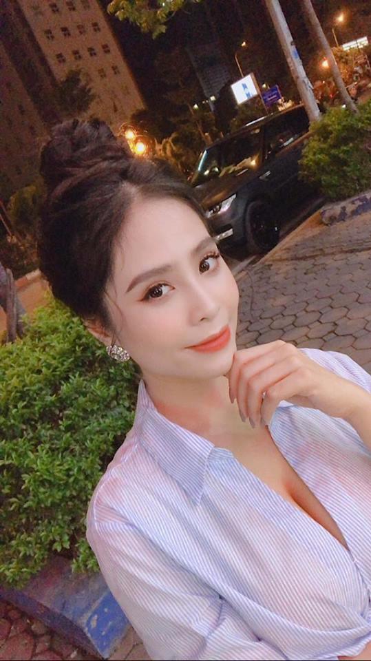 Trong một chia sẻ mới đây, nữ ca sĩ cho biết 4 năm nay cô không ăn tinh bột mà chỉ bổ sung rau xanh, protein kể cả khi mang bầu và sau sinh.