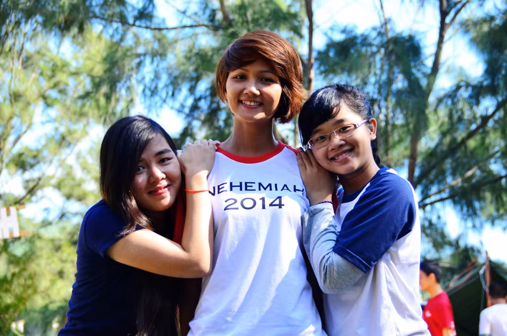 Cô gái Ê-Đê nổi bật giữa đám bạn cùng trang lứa nhờ chiều cao nổi bật.