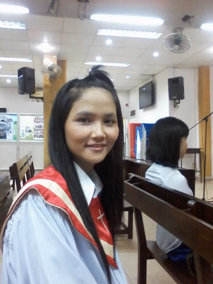 Trước khi trở thành một hoa hậu sở hữu gương mặt góc cạnh, sắc sảo, Hoa hậu H'hen Niê cũng có một thời học sinh "ngố tàu". Trong một bức ảnh được chụp vào năm 2012 do một người bạn đăng tải, H'hen Niê khi ấy để tóc dài và gương mặt khá bầu bĩnh.