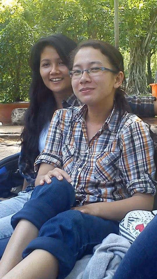 H'hen Niê sở hữu làn da nâu rắn rỏi, đôi mắt sáng, nụ cười tươi rạng rỡ từ thời thiếu nữ.