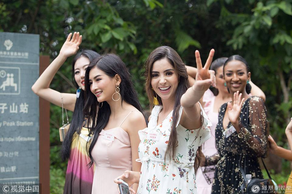 Dàn thí sinh rất chịu khó tương tác với ống kính phóng viên.