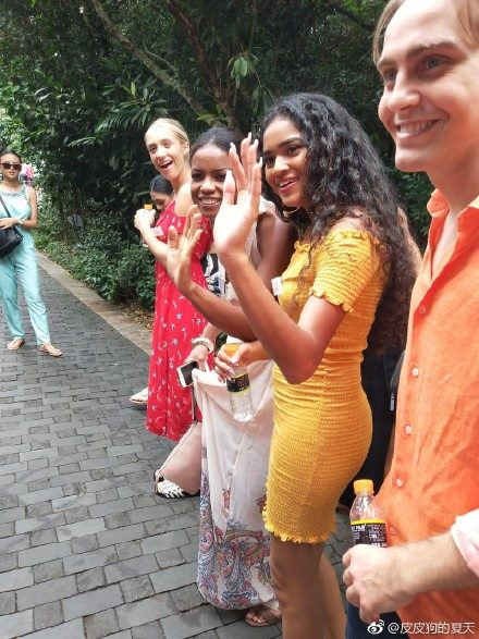 Dàn người đẹp tỏ ra khá thân thiện với người dân bản địa và khách du lịch trong chuyến tham quan khu rừng mưa nhiệt đới ở Tam Á.