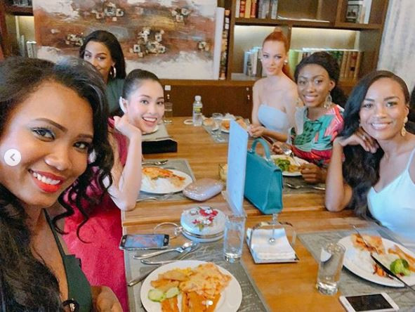 Đại diện Việt Nam và các thí sinh cùng vô cùng vui vẻ và thoải mái trong hậu trường cuộc thi.