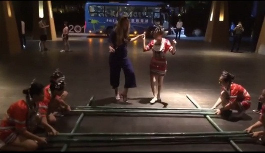 Thí sinh Miss World còn tỏ ra hào hứng thử nhảy sạp và tìm hiểu văn hóa địa phương...