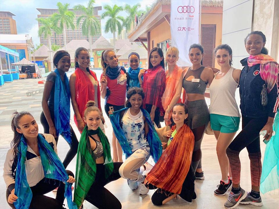 Mặc dù để mặt mộc hoặc trang điểm nhẹ nhàng cùng phong cách thời trang khá giản dị nhưng Trần Tiểu Vy và dàn chân dài vẫn đẹp rạng ngời.