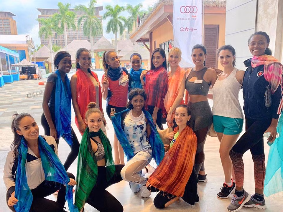 Mặc dù để mặt mộc hoặc trang điểm nhẹ nhàng cùng phong cách thời trang khá giản dị nhưng Trần Tiểu Vy và dàn chân dài vẫn đẹp rạng ngời.