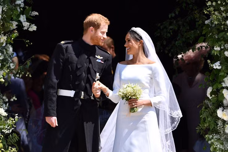 Đám cưới của Meghan và Harry được tổ chức vào thứ 7 thay vì ngày trong tuần như truyền thống. Ảnh: Town &amp; Country Magazine