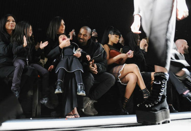Kim và Kanye không thường xuyên đưa con đi chơi trong các chuyến du lịch hay kỳ nghỉ. Ngược lại, họ mang con đến những sự kiện mà hầu hết không ai mang theo trẻ con.