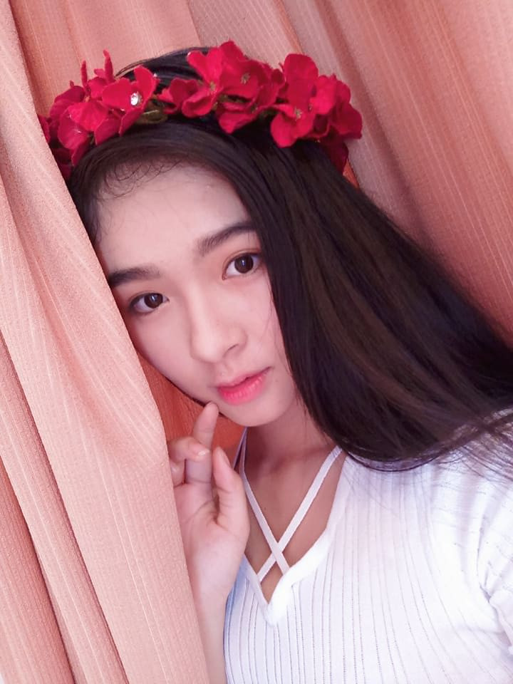 Gây ấn tượng với người đối diện bởi gương mặt lúc nào cũng tươi vui, rạng rỡ, chính vì thế mà Bùi Thị Yến Nhi có biệt danh là "vô ưu" - nghĩa là cuộc sống không lo lắng muộn phiền.