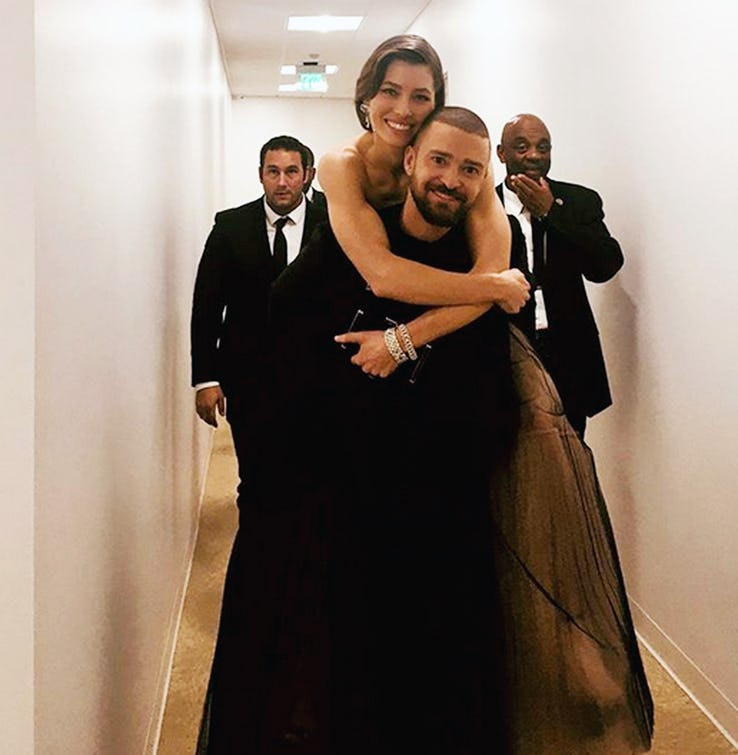  Justin Timberlake - Jessica Biel cầu hôn nhau qua điện thoại.