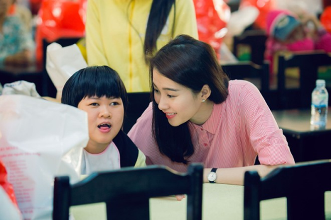 Người đẹp từng chia sẻ rằng bản thân cô vốn không hợp với chỗ quá đông người và nhiều thứ xa hoa. Cô thấy mình hợp với đi học và làm từ thiện hơn.